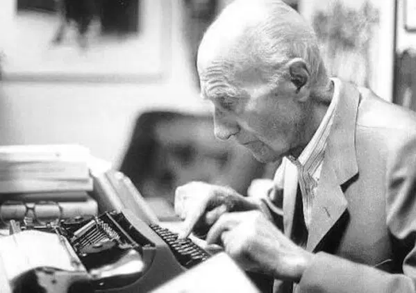 Montanelli &egrave; stato il meglio del Novecento e anche il peggio, per questo non pu&ograve; diventare il santino di nessuno (neanche della destra): il ritratto letterario dello scrittore Gianni Miraglia