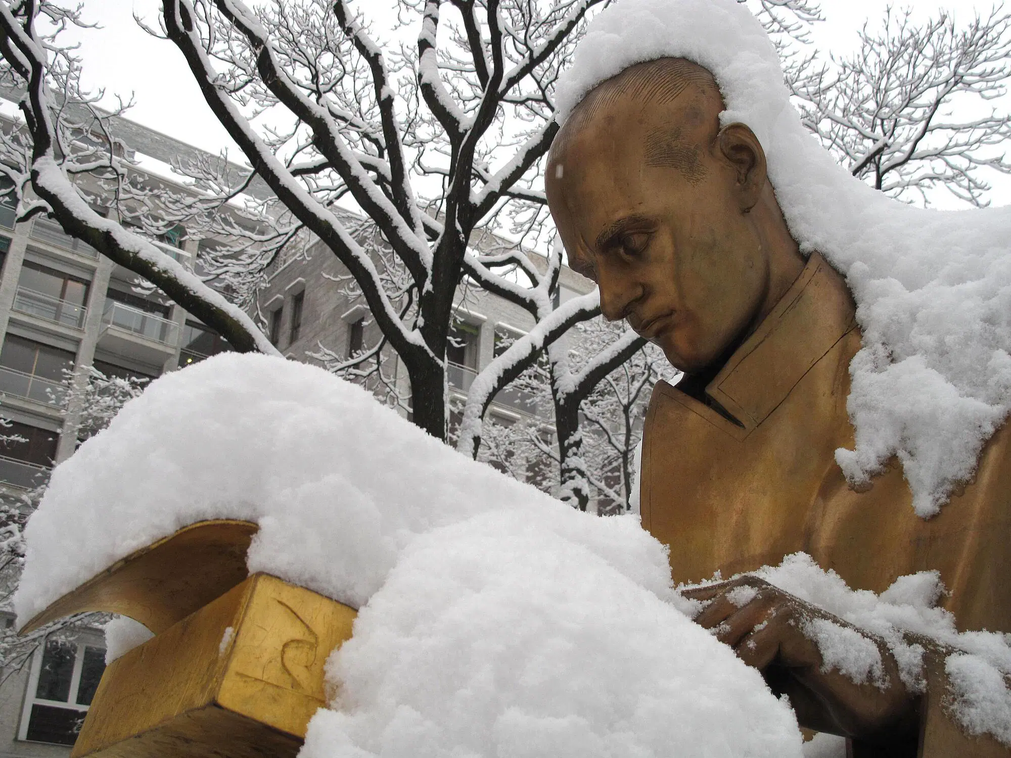 La statua di Montanelli a Milano