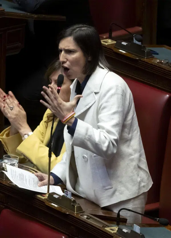 Elly Schlein se la sente calla e finalmente parla da leader (o da premier?)