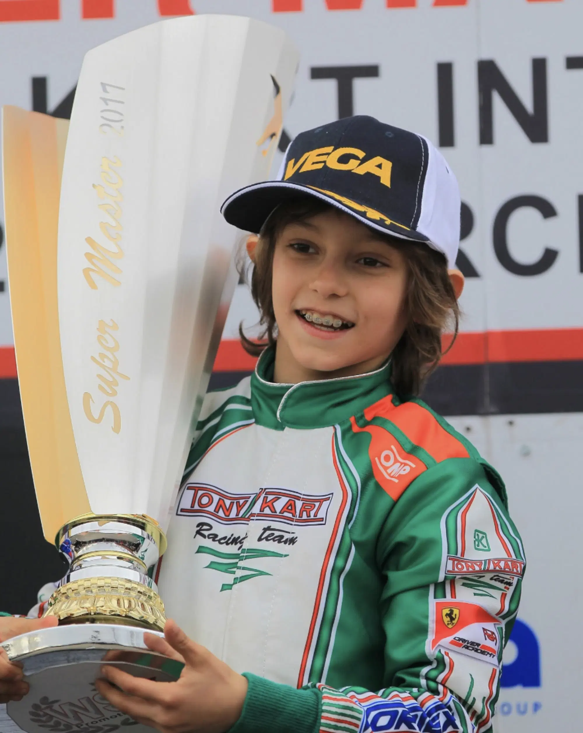 Kimi Antonelli con il logo della Ferrari, partner del team Tony Kart al tempo, sulla tuta.