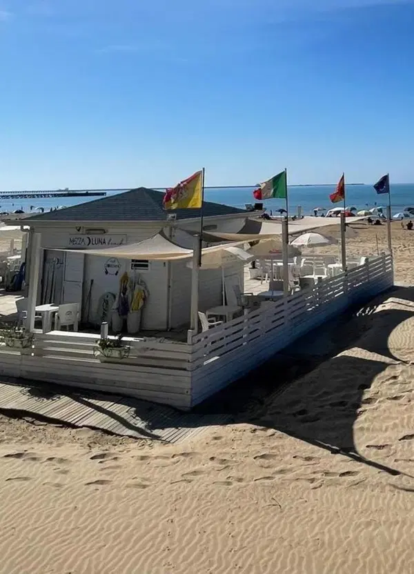 &ldquo;Ma tu lo sapevi che in Sicilia&hellip;&rdquo;? Nell&rsquo;isola ci si muove per la fame e per la FOMO: guida semiseria per vivere l&rsquo;estate sicula: tra i bar, le spiagge e i ristoranti giusti per non essere fregati