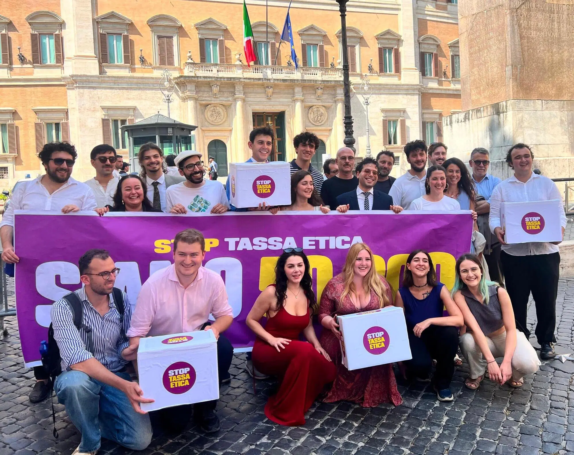 Valentina Nappi e Matteo Hallissey per la proposta di legge di iniziativa popolare contro la tassa etica