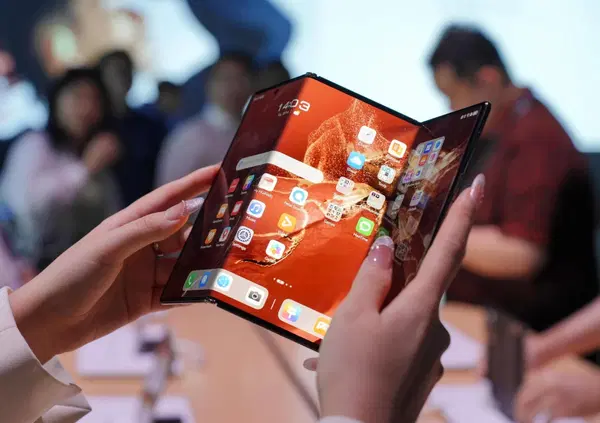 Ma davvero il Galaxy Z Fold &egrave; lo smartphone dell'anno? Samsung ce la vende cos&igrave; e c'&egrave; chi dice che ha fregato pure Apple con un modello innovativo, ma Huawei (bannata in Ue) ci aveva gi&agrave; pensato