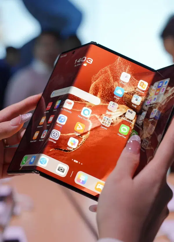 Ma Samsung ha davvero incu*ato Apple lanciando il primo smartphone pieghevole del mondo? Spoiler: no