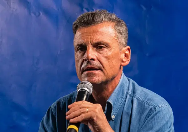 Ma il taglio di capelli di Calenda quanto &egrave; da toro? Abbiamo intervistato chi glieli ha fatti