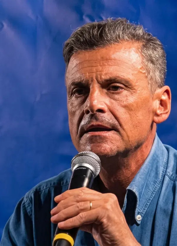 Ma il taglio di capelli di Calenda quanto &egrave; da toro? Abbiamo intervistato chi glieli ha fatti