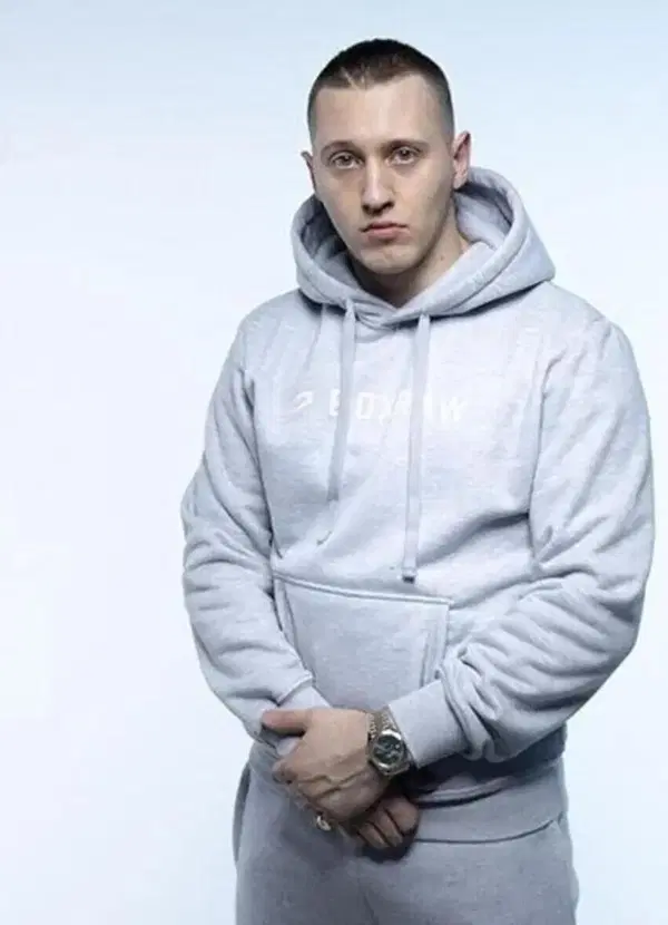 Massimo Pericolo diventa il Siddharta della strada: il rap cresce solo quando si oppone al sistema. Dal carcere al buddhismo  