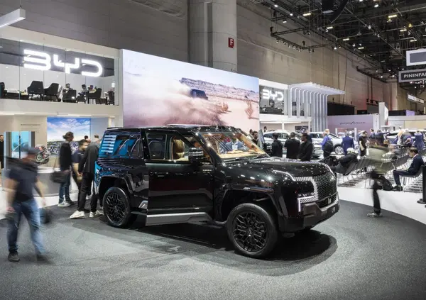 Vi diciamo tutto sulle nuove auto elettriche cinesi: galleggiano, sono equipaggiate con droni e hanno &ldquo;salotti mobili&rdquo;. Il prossimo passo? La guida autonoma