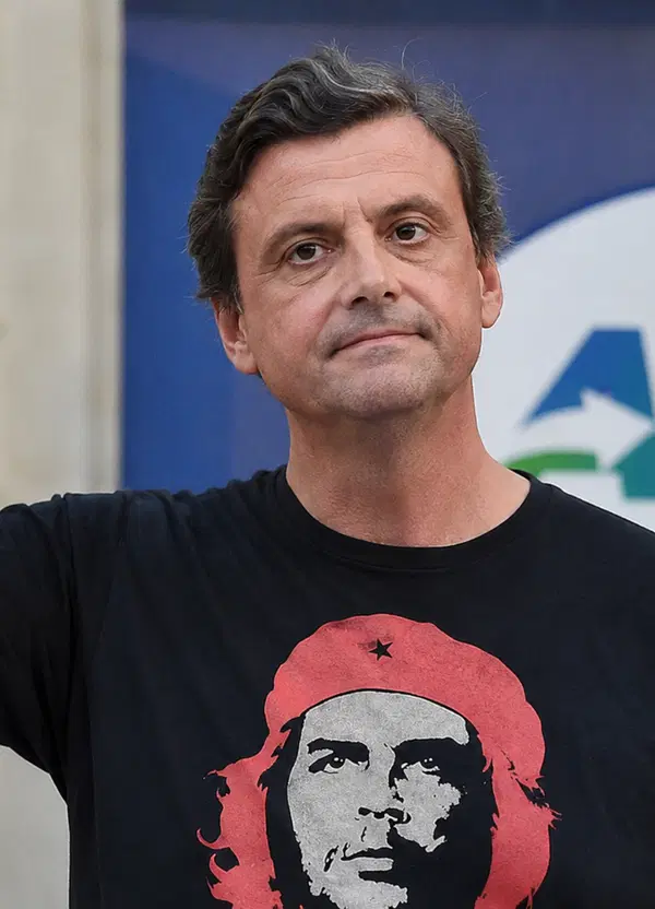 Calenda vuole tassare i vizi per abbassare le accise sui carburanti. Ma non era liberale?