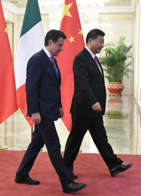 Ma il M5S che critica il riconoscimento facciale con l'Ia &ldquo;in stile cinese&rdquo; &egrave; lo stesso che ha fatto gli accordi con Xi Jinping? E il governo Meloni che &ldquo;copia&rdquo; Pechino non &egrave; quello che &egrave; uscito dalla Via della Seta?