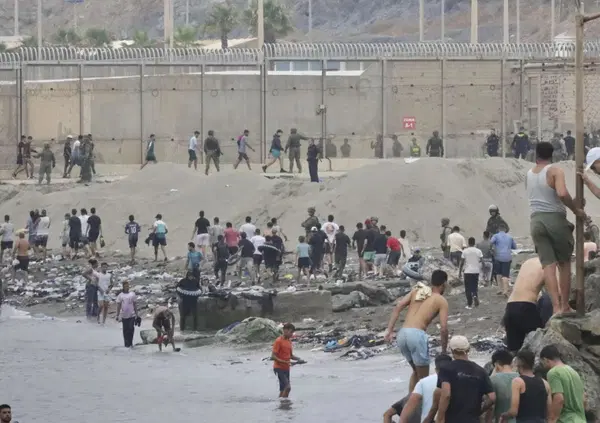 Chi vuole incastrare Sanchez? I 48mila migranti che hanno invaso Ceuta non sono un caso. C'entra il patto con l'Algeria ma non solo