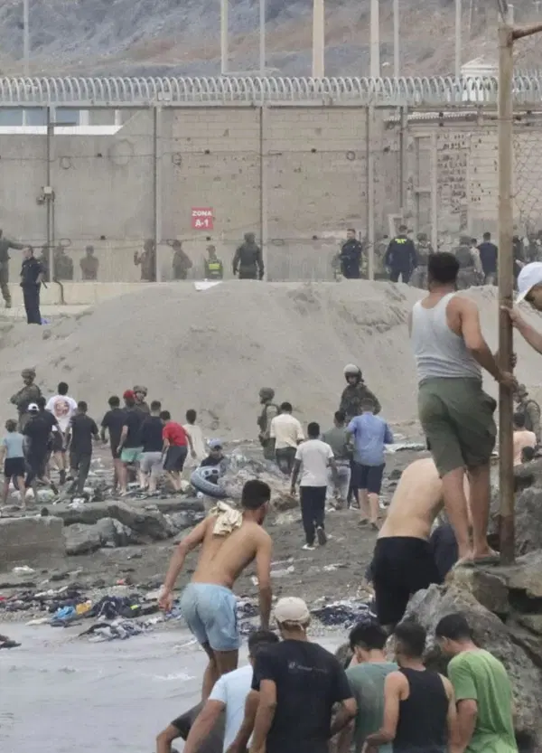 Chi vuole incastrare Sanchez? I 48mila migranti che hanno invaso Ceuta non sono un caso