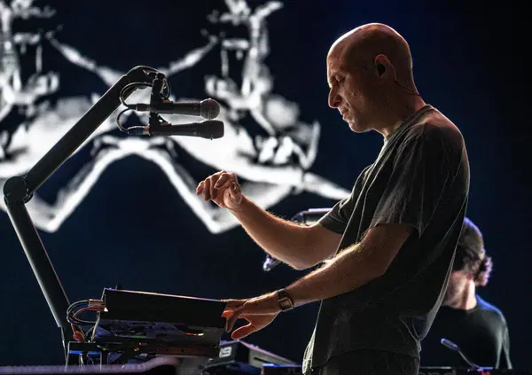 Siamo stati al concerto de I Cani al Mind Festival a Montecosaro e vi spieghiamo perch&eacute; la musica di Niccol&ograve; Contessa somiglia a un&rsquo;Odissea