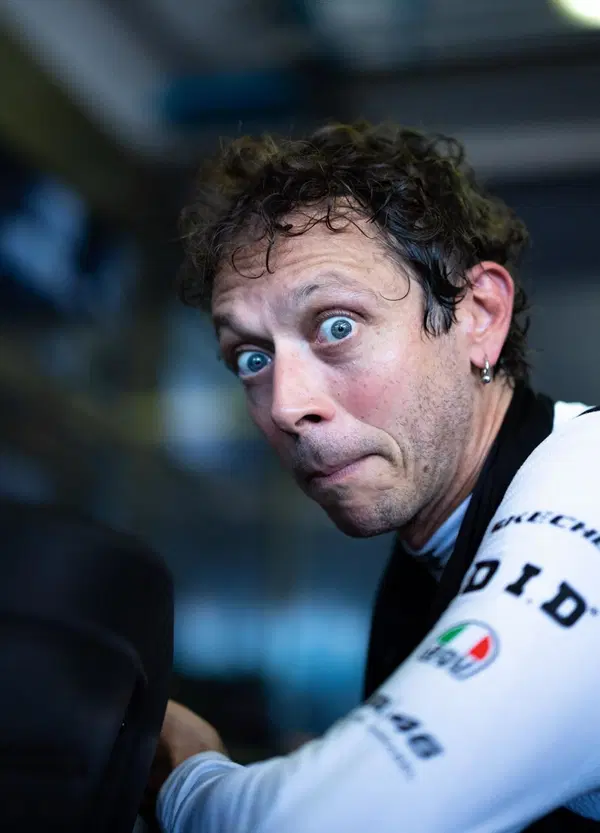 Valentino Rossi l&rsquo;ha fatto davvero: ecco l&rsquo;omaggio a One Piece e Trafalgar Law, il personaggio che Eichiro Oda ha pensato ispirandosi al 46