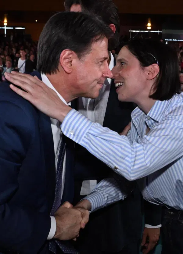 Giuseppi ti presento Elly. Per fare andare d&rsquo;accordo Pd e M5S la Schlein dovr&agrave; fingere un orgasmo? 