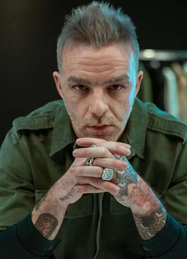 Salmo spara cazzate. Le creme solari fanno venire il tumore alla pelle? Abbiamo sentito il parere del dottor Bassetti: &ldquo;Una grave fake news&rdquo;