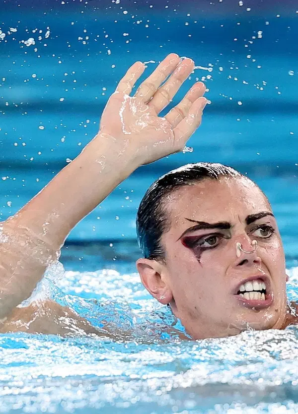 La vera commedia italiana &egrave; Filippo Pelati che fa Freddie Mercury a Parigi e vince l&rsquo;argento nel nuoto artistico