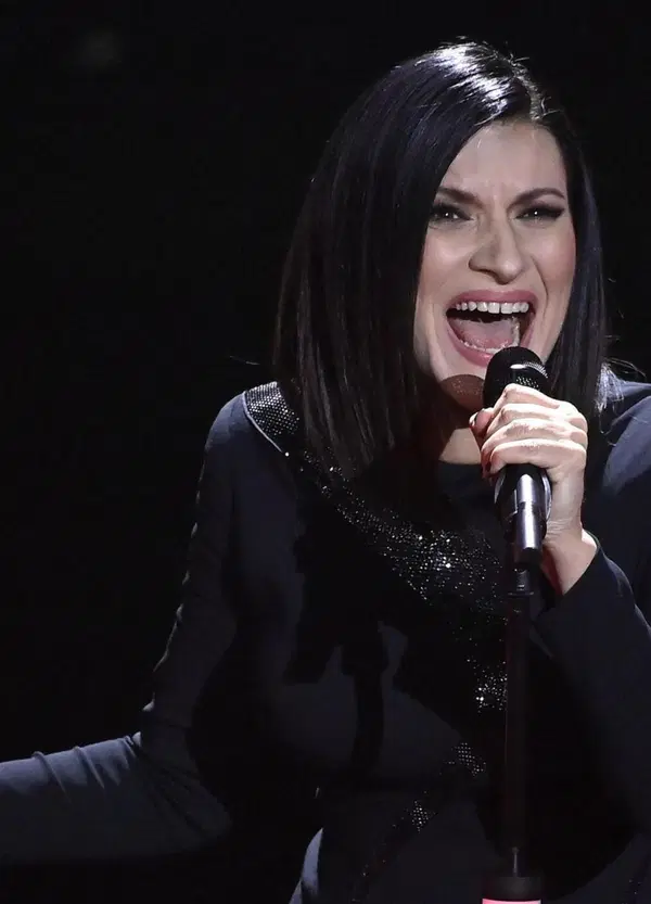 Laura Pausini &egrave; satanista e inneggia al diavolo nelle canzoni? Ecco perch&eacute; online si parla di questa assurda teoria