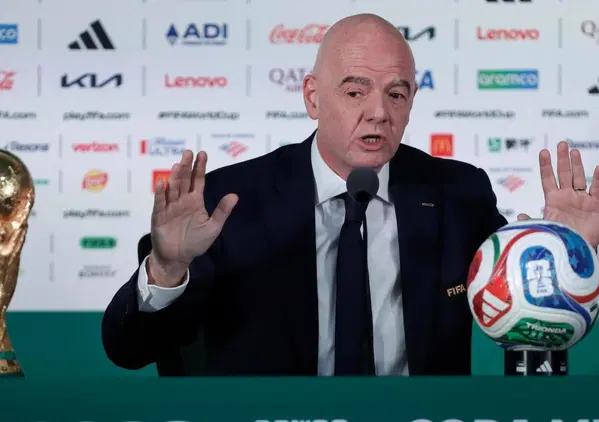 Cos'altro deve succedere perch&eacute; (finalmente) Gianni Infantino si dimetta dalla Fifa?