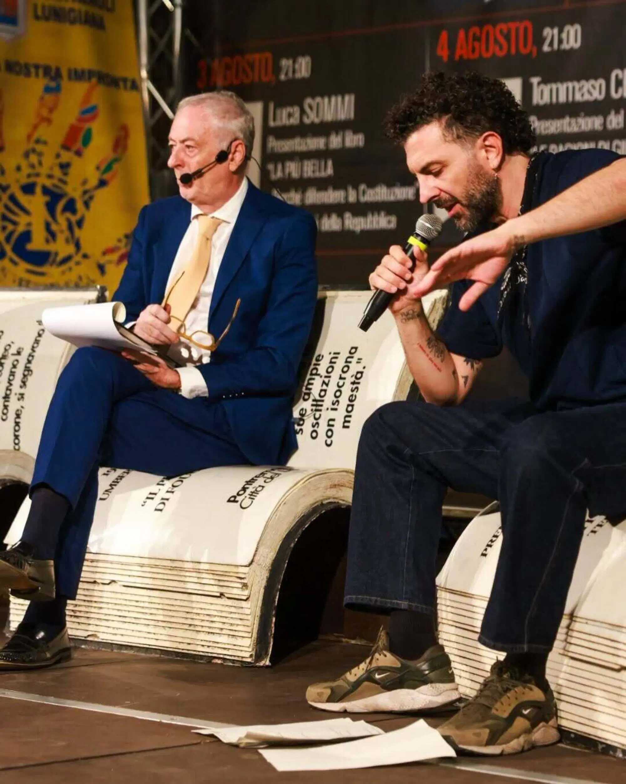 Il nostro direttore durante l'intervista a Tommaso Cerno al Salotto d'Europa di Pontremoli