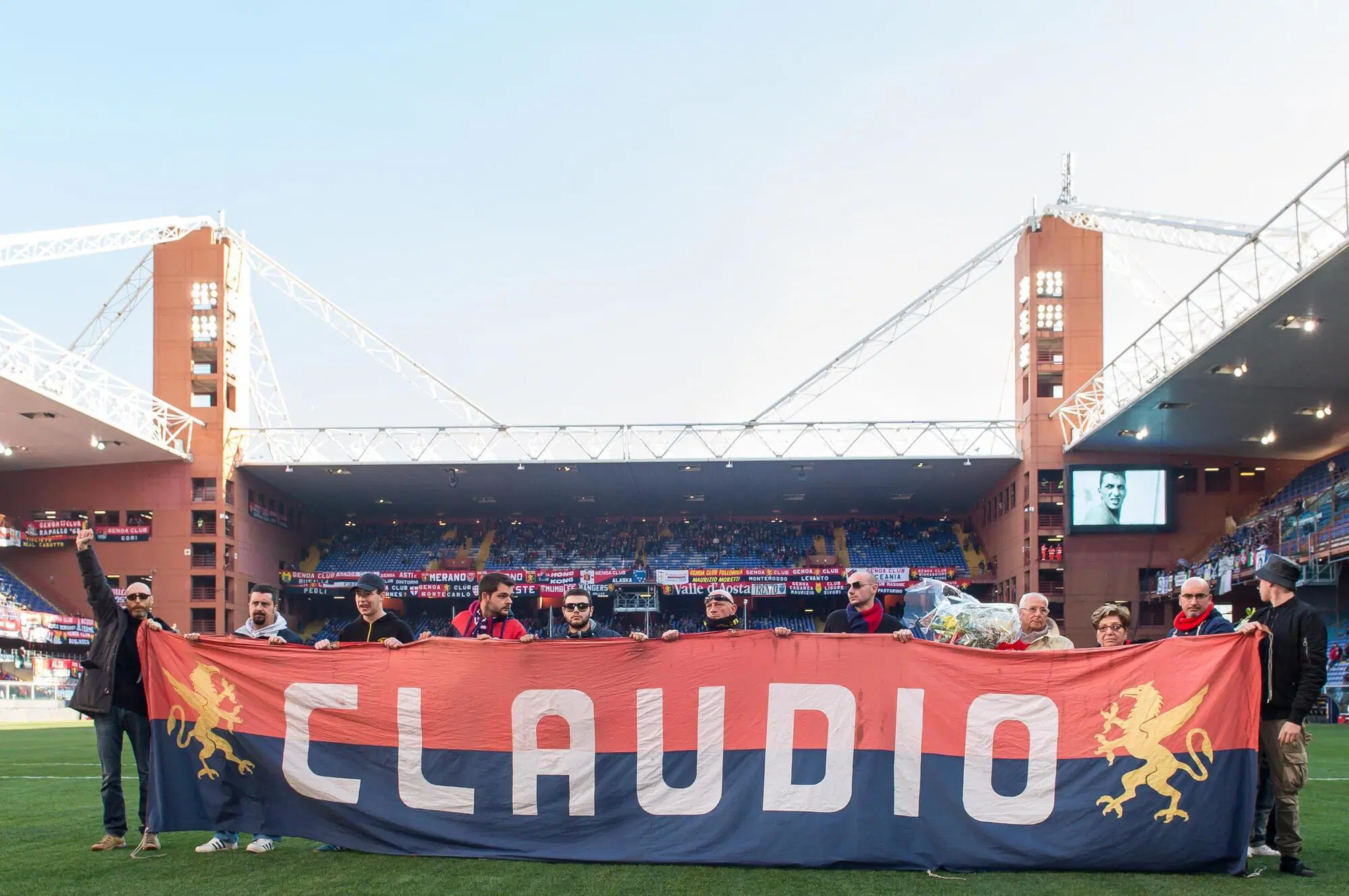 Lo striscione per Vincenzo Claudio "Spagna"