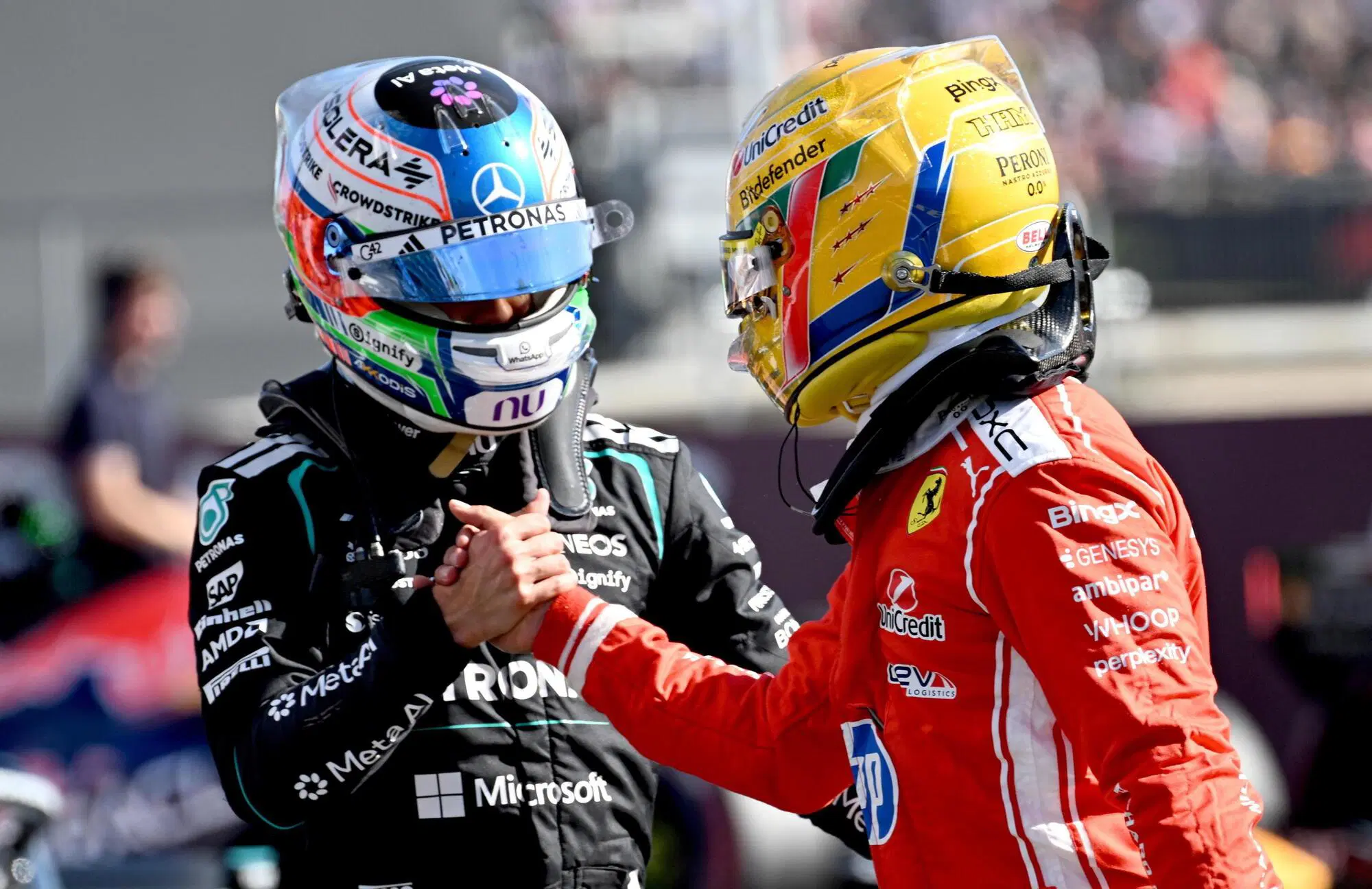 Lewis Hamilton si congratula con Kimi Antonelli a Silverstone, 2026.