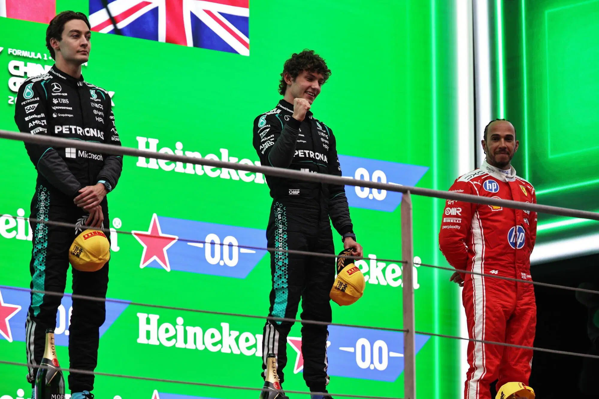 Kimi Antonelli e George Russell sul podio di Shanghai, 2026.
