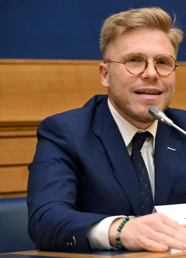 Ismaele La Vardera pesantissimo sul caos dell&rsquo;aeroporto di Catania chiuso per l&rsquo;eruzione dell&rsquo;Etna: &ldquo;Stanno sempre a pensare al Ponte sullo Stretto, &egrave; politica improvvisata&rdquo;