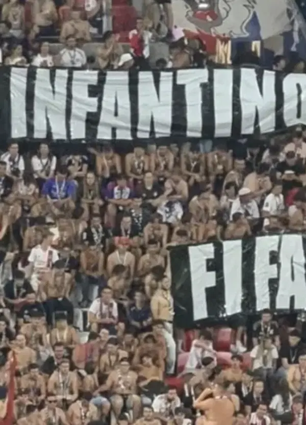 &ldquo;Infantino assassino, Fifa mafia&rdquo;: gli ultras del Lione espongono uno striscione pesantissimo