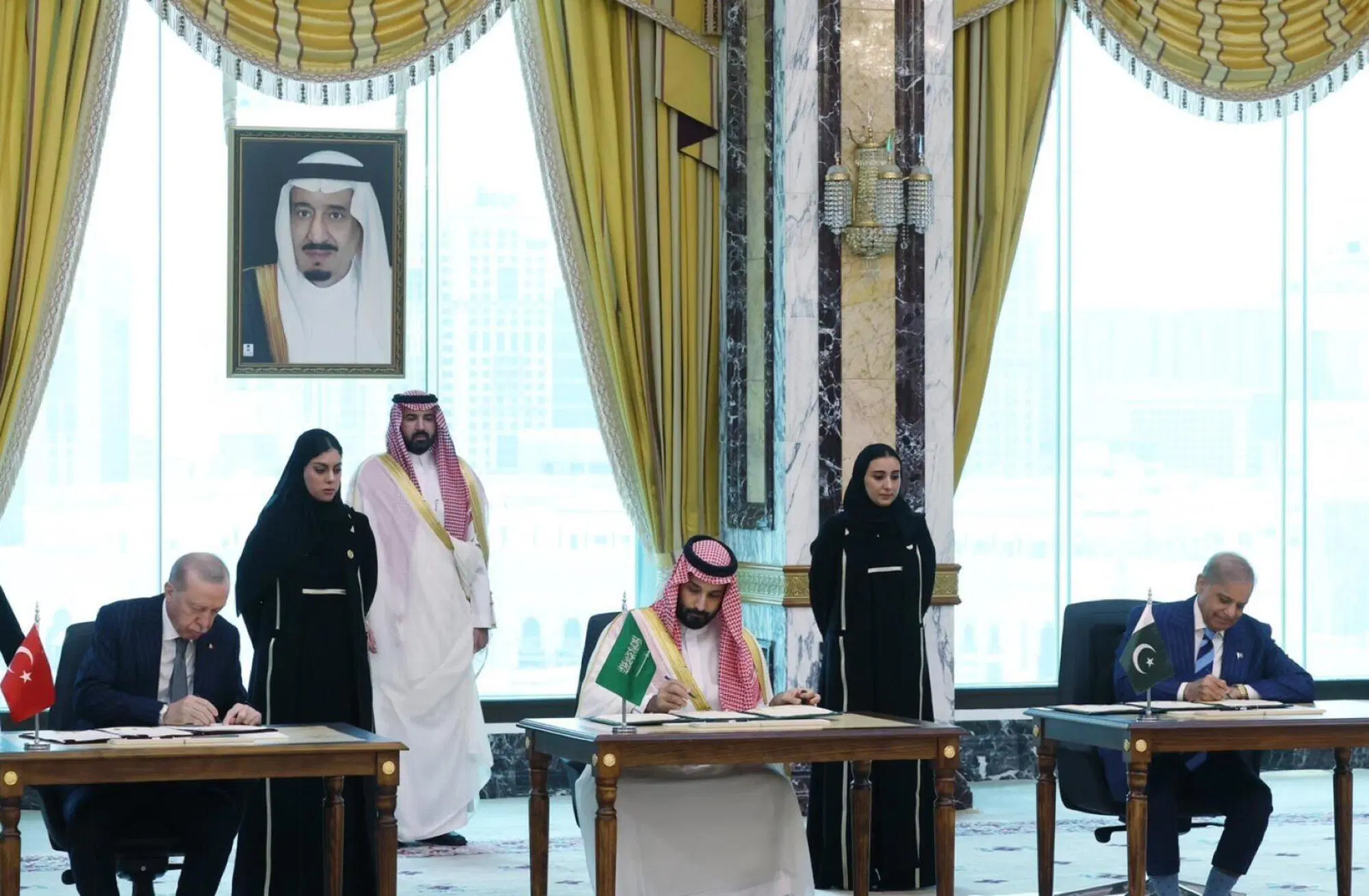 Il momento della firma dell'accordo sulla difesa tra Turchia, Arabia Saudita e Pakistan siglato a Gedda dal presidente turco, Recep Tayyip Erdogan, il principe ereditario saudita, Mohammed bin Salman, e il premier pachistano, Shabbaz Sharif; 7 agosto