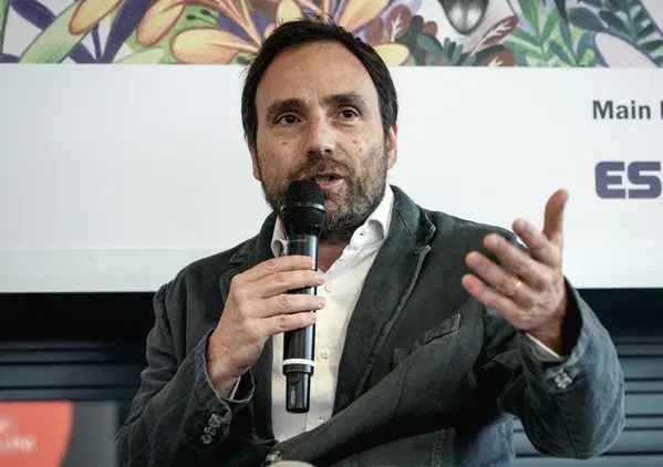 Il direttore di Repubblica (finalmente) racconta i dettagli del suo rapporto con Lavitola. Ma caro Stefano, qualche domanda su ci&ograve; che hai scritto te la dobbiamo. E riguarda il mestiere del giornalista in questi anni bui