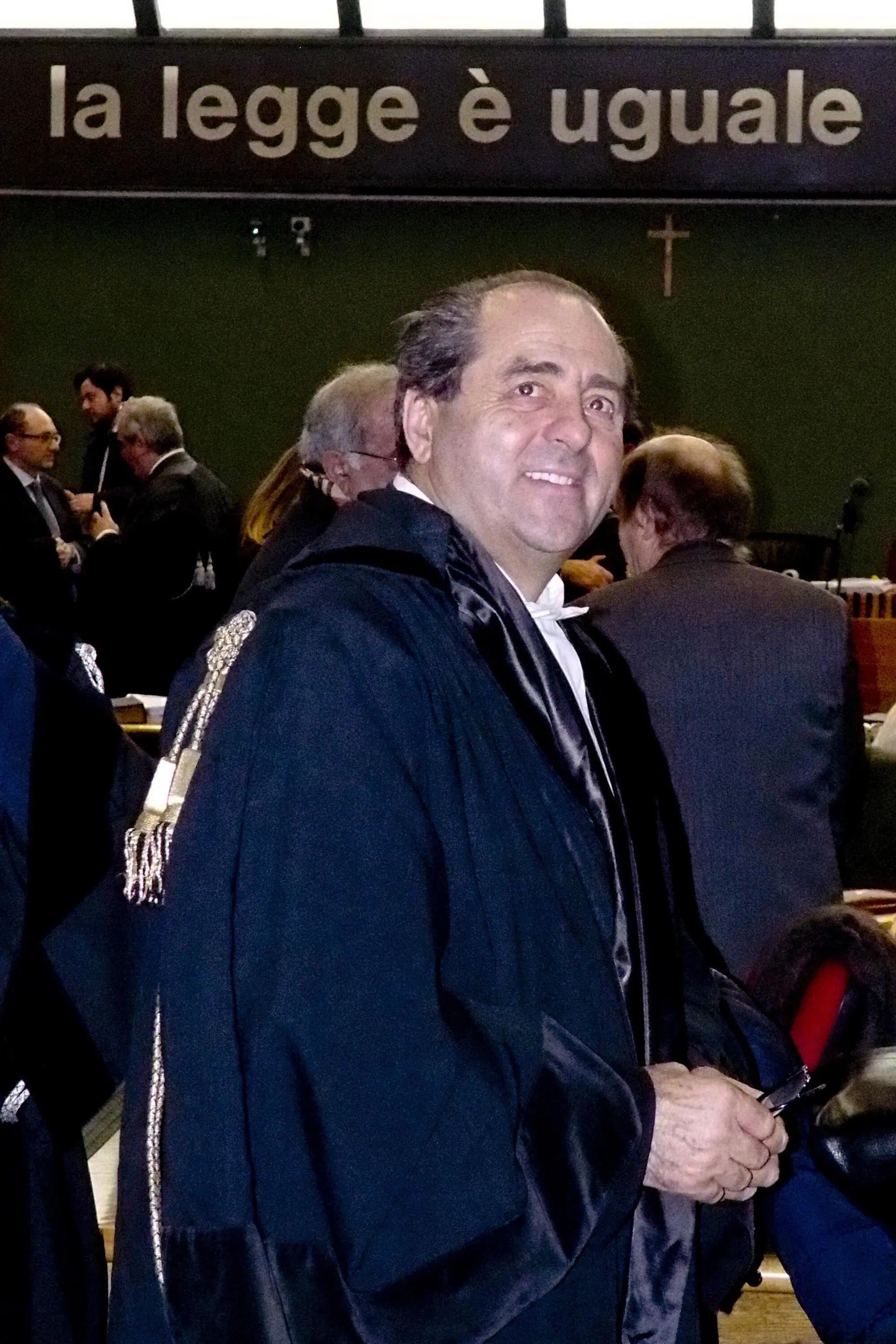 Antonio Di Pietro con la toga da avvocato in aula a Napoli per la prima udienza del processo sulla presunta compravendita di senatori che vede tra gli imputati Silvio Berlusconi, 12 febbraio 2014