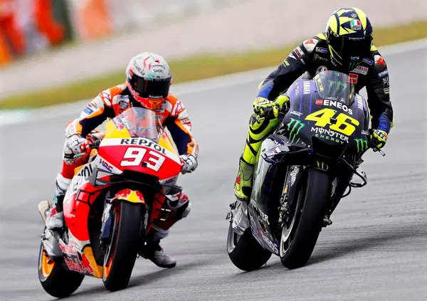 La grande diffferenza tra Valentino Rossi e Marc Marquez raccontata da un tecnico: uno parla con la moto, l&rsquo;altro spinge