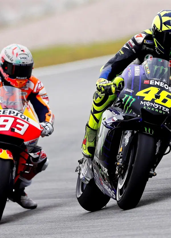 La grande diffferenza tra Valentino Rossi e Marc Marquez raccontata da un tecnico: uno parla con la moto, l&rsquo;altro spinge