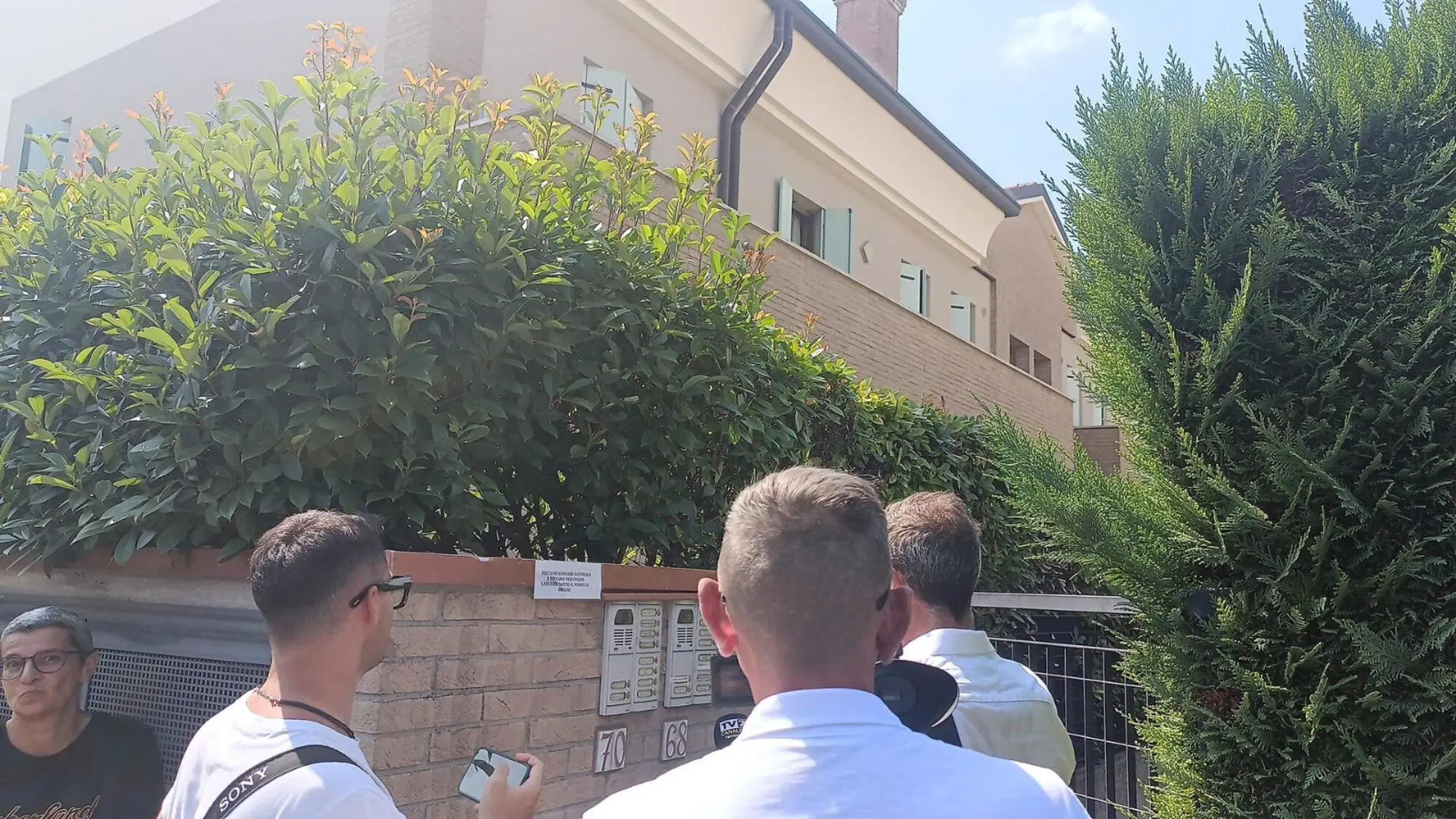 Un uomo di 43 anni, Dino Keber, di Dolo (Venezia), &egrave; stato trovato morto impiccato nella sua abitazione, dopo aver probabilmente ucciso la sua ex compagna, Tania Terrin, 39 anni, il cui cadavere &egrave; stato rinvenuto nella sua abitazione di Camponogara (