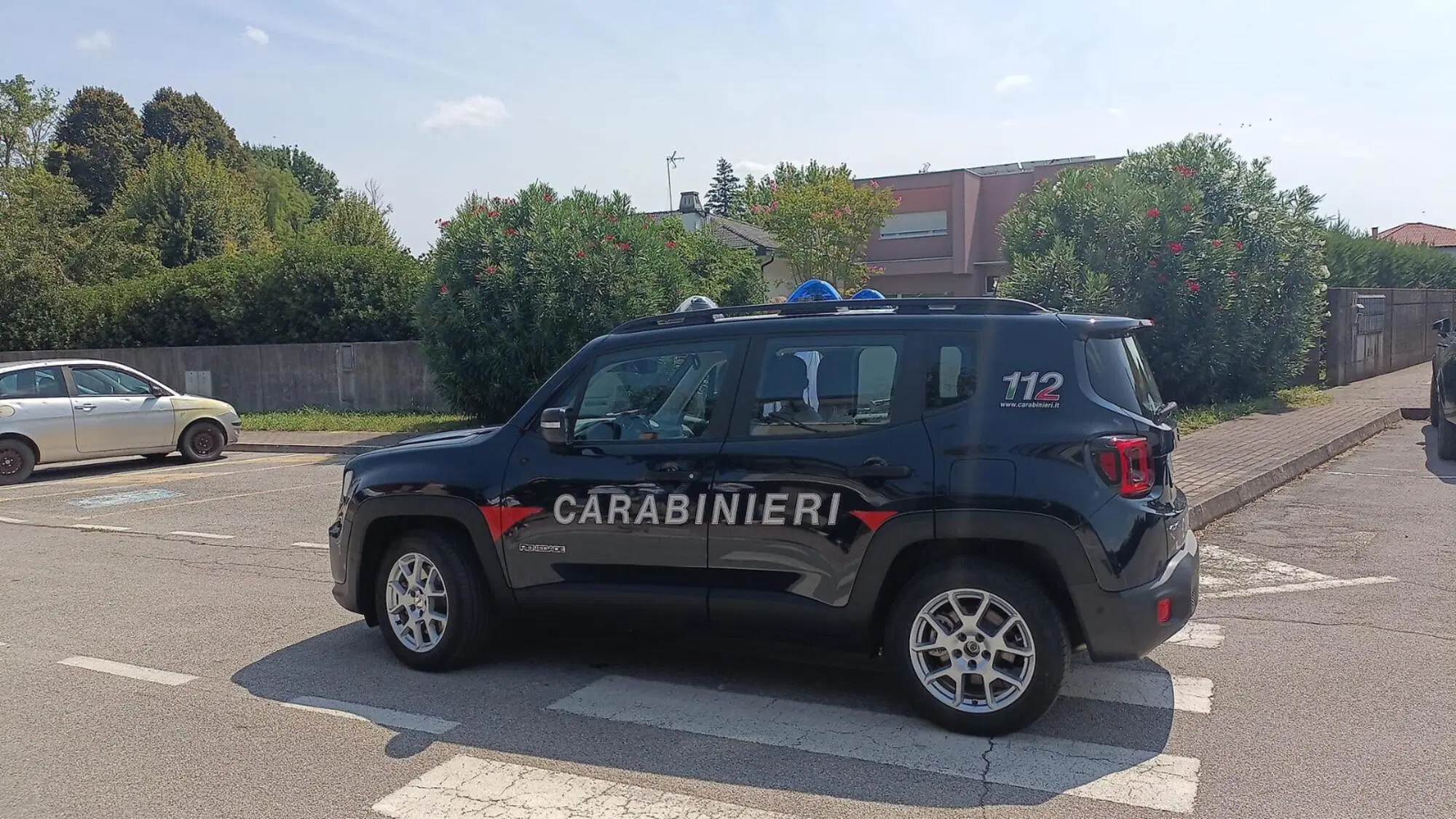 Un uomo di 43 anni, Dino Keber, di Dolo (Venezia), &egrave; stato trovato morto impiccato nella sua abitazione, dopo aver probabilmente ucciso la sua ex compagna, Tania Terrin, 39 anni, il cui cadavere &egrave; stato rinvenuto nella sua abitazione di Camponogara (
