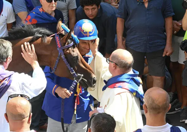 Il Palio dell&rsquo;Assunta in tutta la sua poesia: il trionfo del Nicchio, la clamorosa (e discussa) vittoria di Tittia e l&rsquo;incidente con il contradaiolo