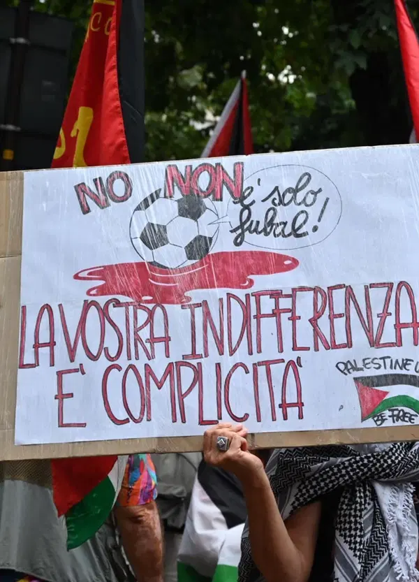 &ldquo;Boycott Israel&rdquo; sulle pareti dello stadio (firmato Global Sumud Flotilla) e la citt&agrave; blindata: Atalanta-Hapoel Tel Aviv &egrave; politica dentro il calcio. Ma chi sono gli ultras israeliani arrivati in citt&agrave;?