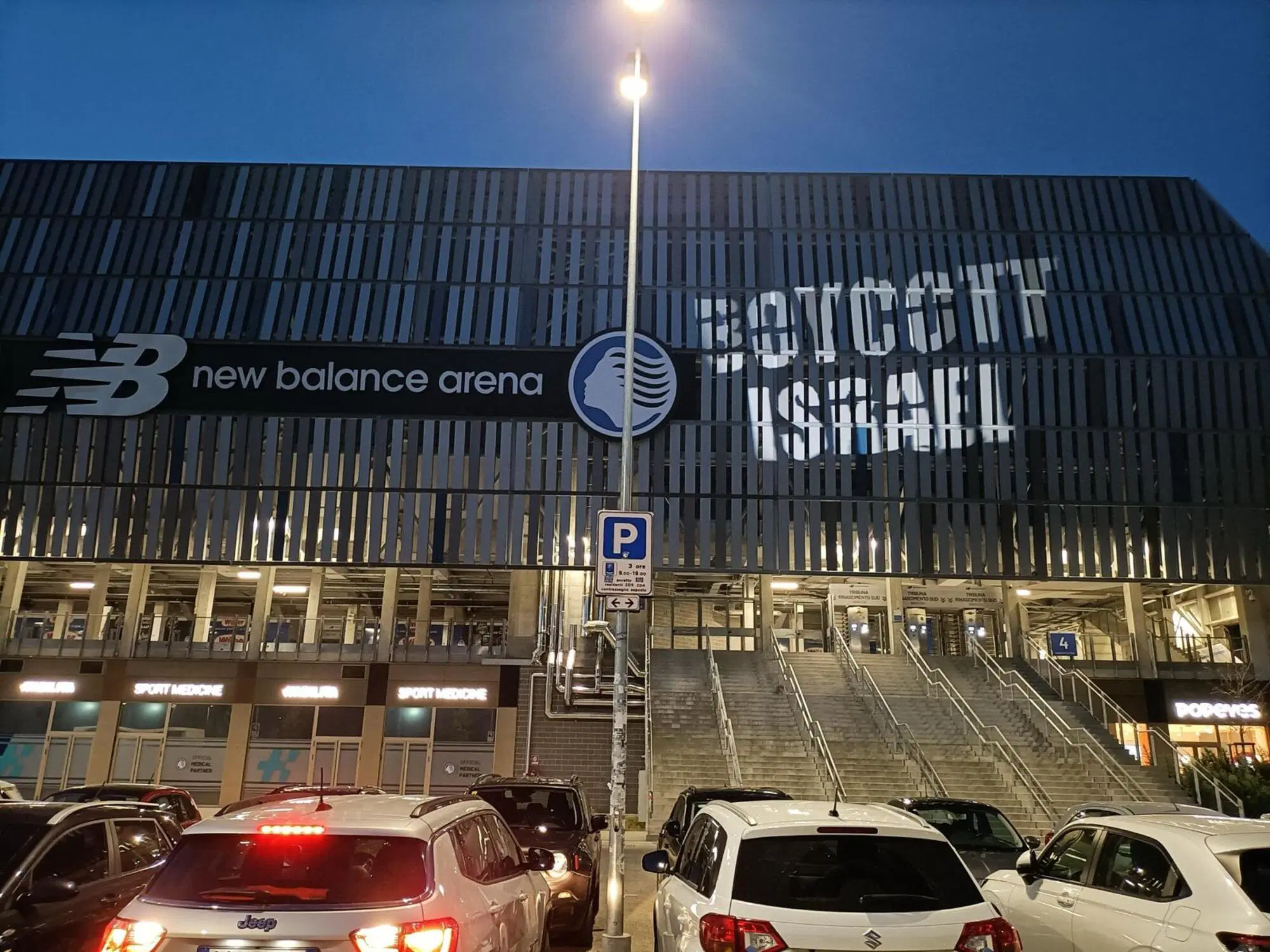 La scritta "Boycott Israel" a Bergamo