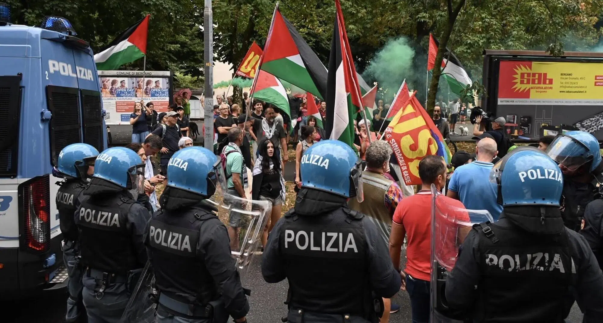 La manifestazione fuori dalla New Balance Arena