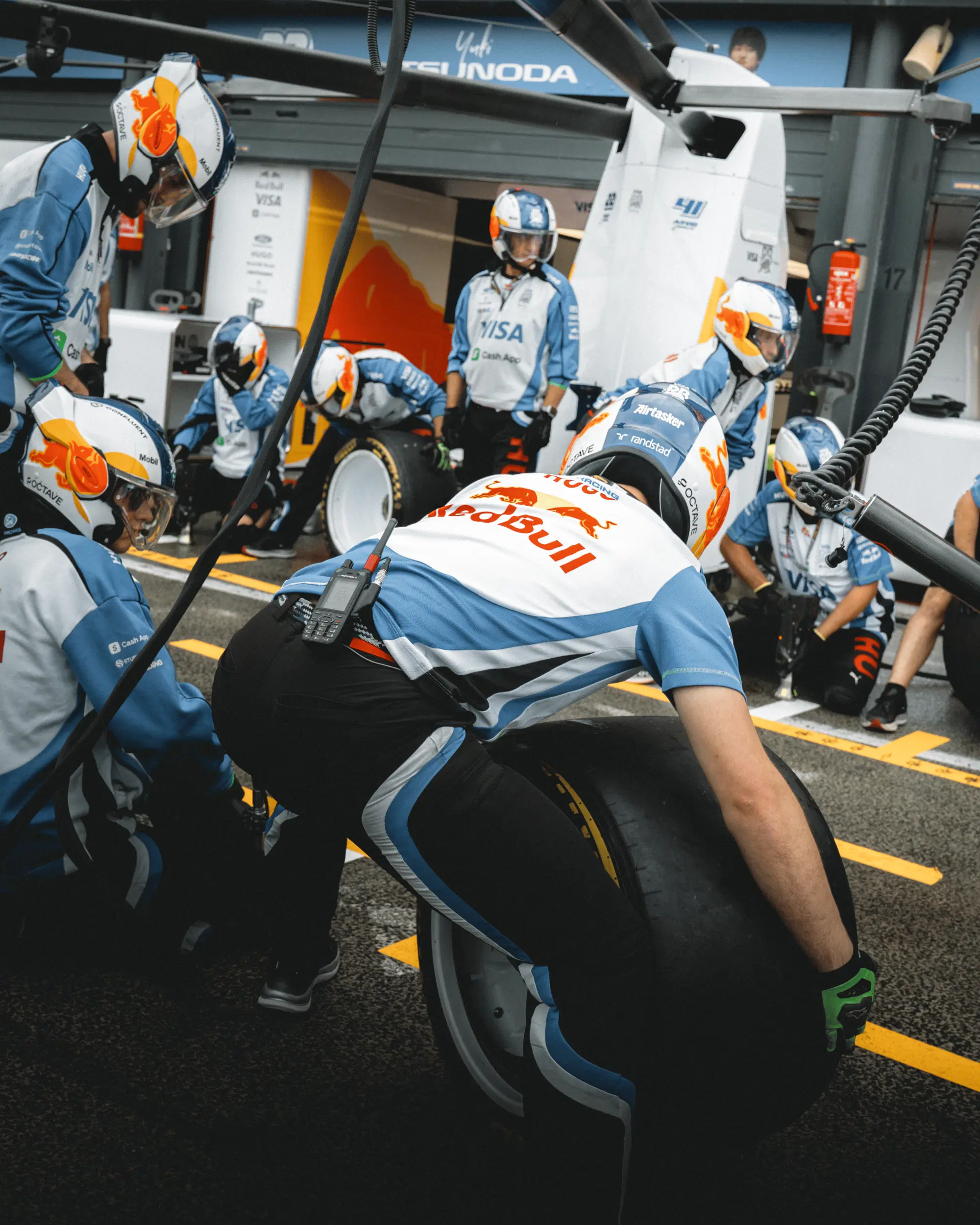 I meccanici Racing Bulls impegnati nelle prove di pitstop, 2026.
