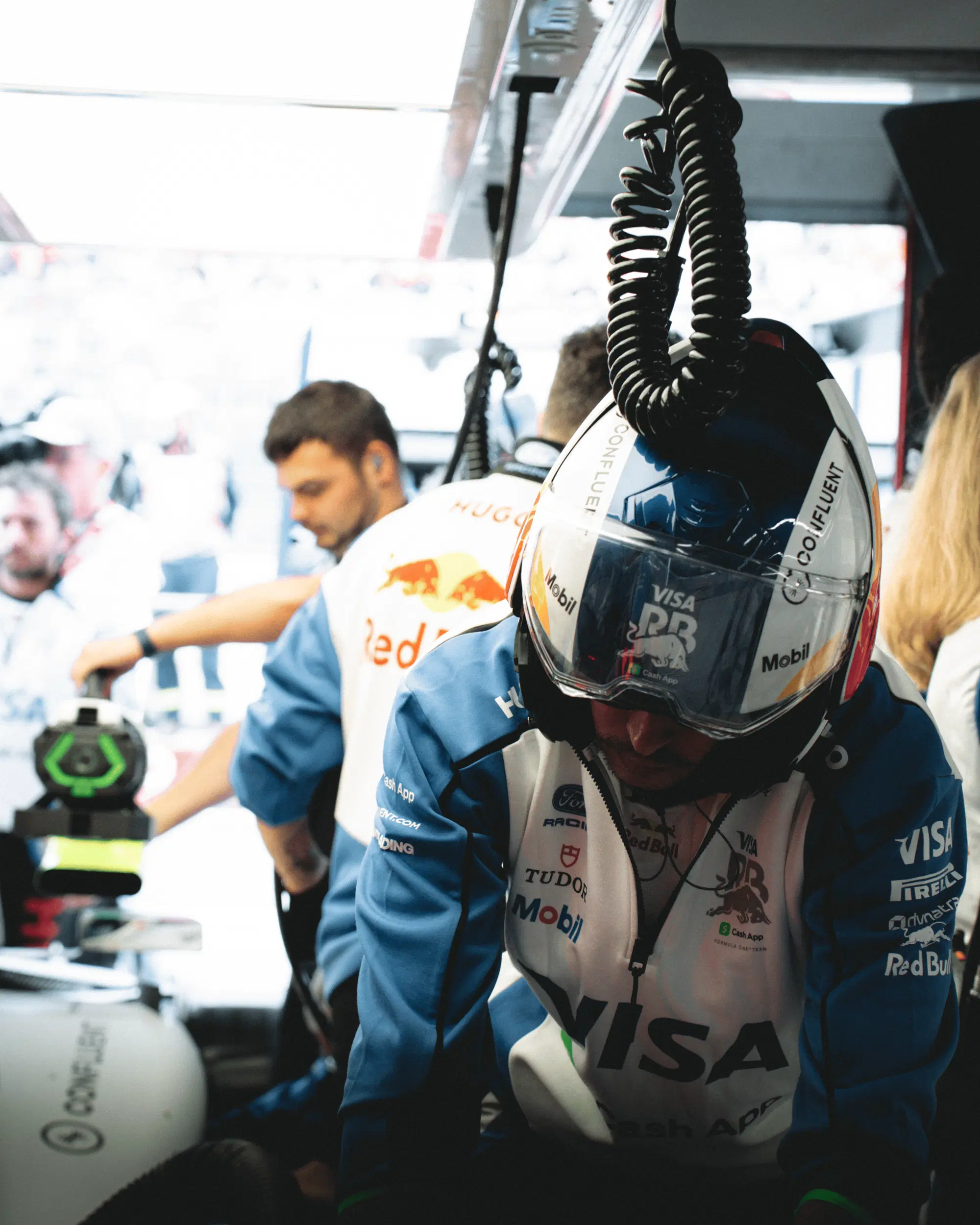 Un altro meccanico a lavoro durante la sosta in garage, 2026.