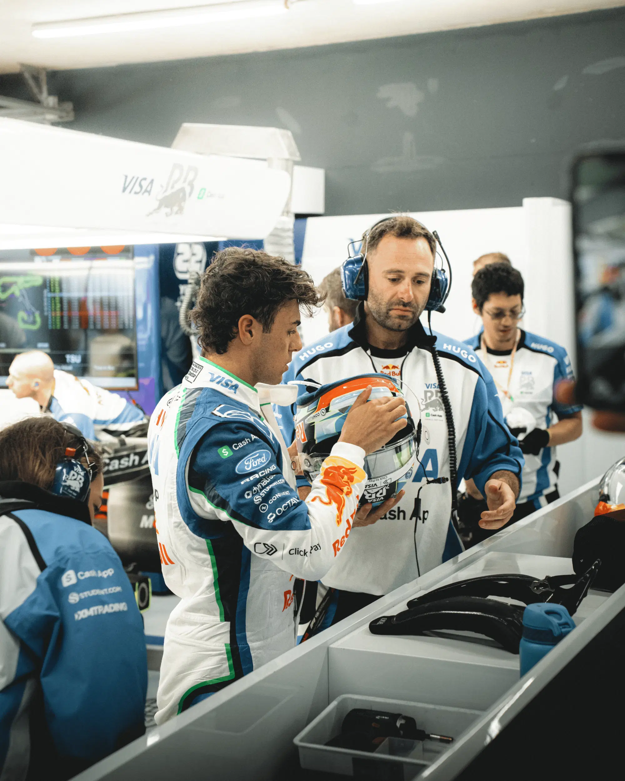 Arvid con il suo preparatore, Sam Village, subito dopo le FP1.