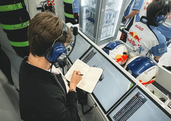 Vi portiamo nel box di Arvid Lindblad a Zandvoort per la F1 con la radio del team: le foto in esclusiva