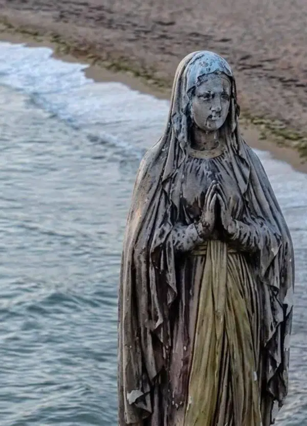 Dalla Sicilia vanno via tutti, tranne i fanatici religiosi: dal bacio al teschio della santa fino alla Madonna che &ldquo;appare&rdquo; sullo scoglio