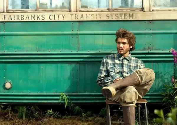 Essere visti o scomparire: vent&rsquo;anni dopo &ldquo;Into the Wild&rdquo; chi siamo diventati? Il film di Sean Penn &egrave; ancora radicale, la voce di Eddie Vedder una carezza graffiante