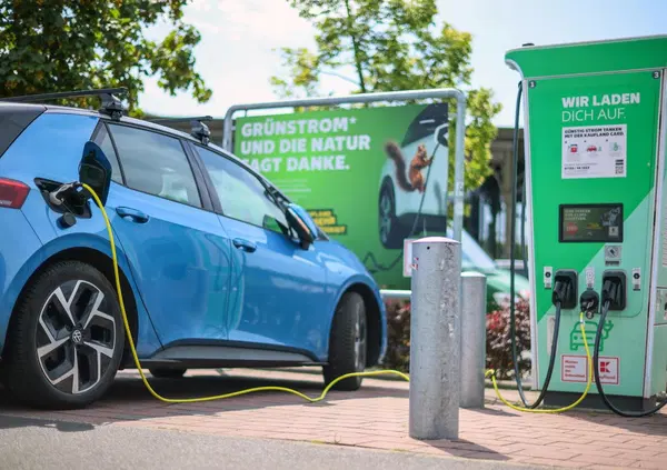 L'era delle auto elettriche &egrave; finita? Arriva la batosta: perch&eacute; il futuro (pi&ugrave; che green) per le case automobilistiche sar&agrave; nerissimo