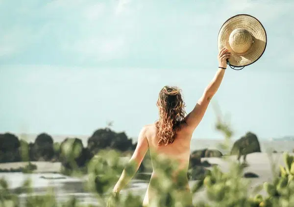 La nuova spiaggia siciliana per nudisti dello scrittore Ottavio Cappellani