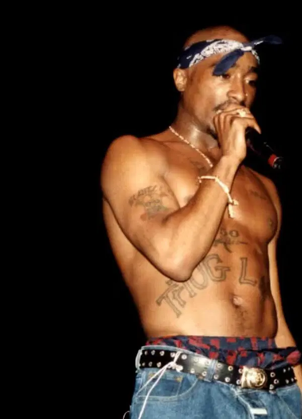 Ma davvero si sono fumati le ceneri di Tupac? Suge Knight racconta quello che sembra l&rsquo;episodio di una serie sulla Death Row