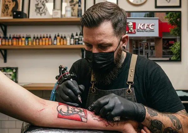 Un tatuaggio per una fornitura a vita di pollo fritto: ma l&rsquo;ufficio marketing di KFC &egrave; rimasto agli anni Novanta?